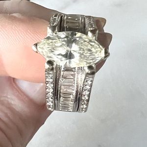 Lady’s 14 kt white gold wedding ring